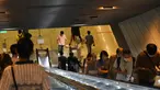 Orang-orang tampak mengenakan masker saat menaiki eskalator di sebuah stasiun kereta bawah tanah di Singapura pada 18 November 2020. (Xinhua/Then Chih Wey)