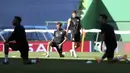 Pemain Bayern Munchen Thomas Mueller (tengah kiri) dan Robert Lewandowski berlatih saat sesi latihan di Stadion Jose Alvalade, Lisbon, Selasa (18/8/2020). Bayern Munchen akan menghadapi Lyon pada pertandingan semifinal Liga Champions. (Miguel A. Lopes/Pool via AP)