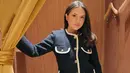 <p>Cantiknya Marsha Aruan pakai setelan atasan outer bulu biru navy dengan detail kantung-kantung dan kacing gemas, dipadu mini skirt hitam. [Foto: Instagram/aruanmarsha]</p>