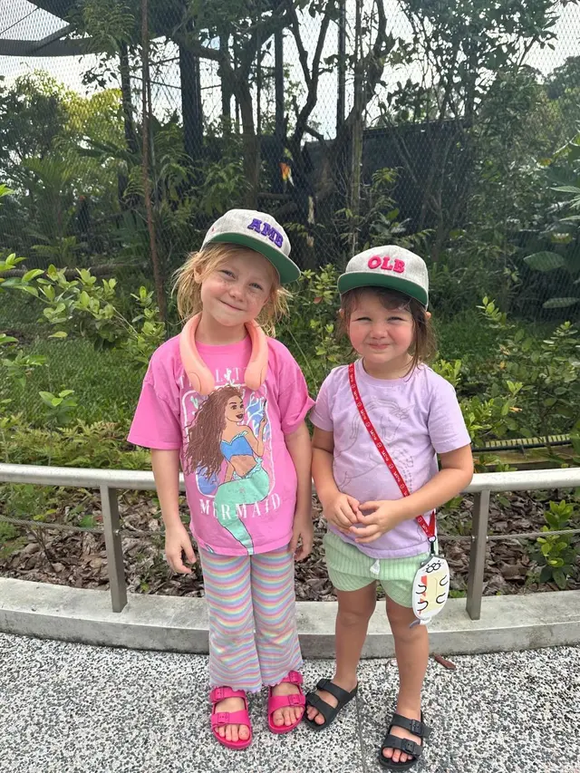 6 Gaya Menggemaskan Kedua Putri Marissa Nasution yang Punya Warna Mata Biru, Cantik dalam Balutan Kebaya hingga Dress