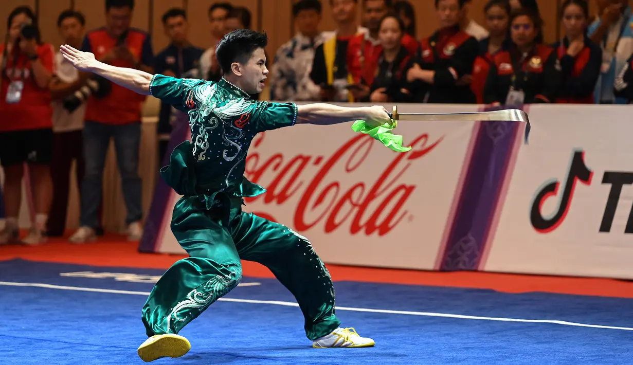 Atlet wushu Indonesia, Edgar Xavier Marvelo saat berkompetisi di nomor daoshu putra SEA Games 2023 di Phnom Penh, Kamboja (11/5/2023). Total 6 emas, 6 perak dan 2 perunggu direbut Edgar Xavier Marvelo dkk membuat tim wushu Indonesia menjadi juara umum di SEA Games 2023. (AFP/Tang Chhin Sothy)