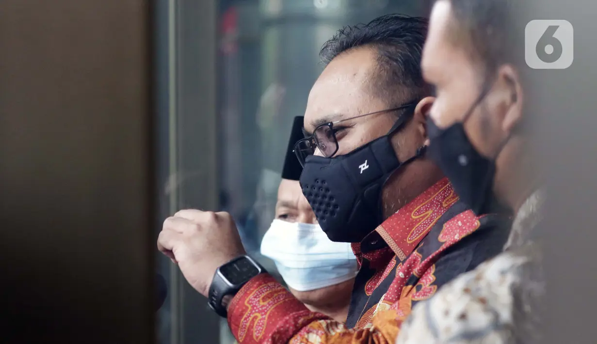 Menteri Agama (Menag) Yaqut Cholil Qoumas memberi keterangan jelang meninggalkan Gedung KPK, Jakarta, Rabu (3/3/2021). Menag Yaqut Cholil Qoumas datang untuk membahas program dan berkoodinasi terkait pencegahan korupsi di lingkungan Kementerian Agama (Kemenag). (Liputan6.com/Helmi Fithriansyah)