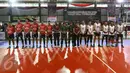 Komandan Jenderal (Danjen) Kopassus Mayjen TNI Madsuni bersama peserta atlet saat pembukaan Danjen Kopassus-BNI Open Volleyball Tournament di Gedung Nanggala Markas Kopassus, Cijantung, Jakarta (2/4). (Liputan6.com/Helmi Afandi)
