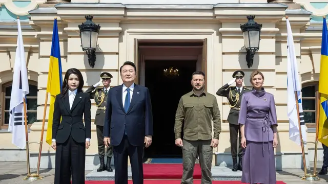 Presiden Korea Selatan Yoon Suk Yeol dan isteri serta Presiden Ukraina Volodymyr Zelensky dan istri saat pertemuan di Kyiv, Sabtu (15/7/2023). (Dok: Twitter/@ZelenskyyUA)