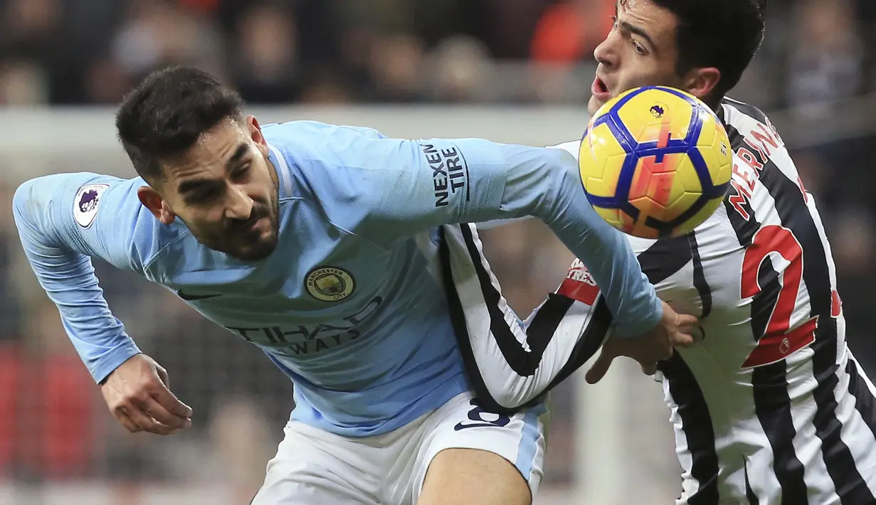 Manchester City pernah mencetak rekor dengan hanya mengalami dua kekalahan dalam satu musim pada 2017/2018. Dua klub yang mampu mengalahkannya kala itu adalah Liverpool dan Manchester United. Mereka juga tercatat sebagai peraih poin tertinggi dalam sejarah liga. (AFP/Lindsey Parnaby)