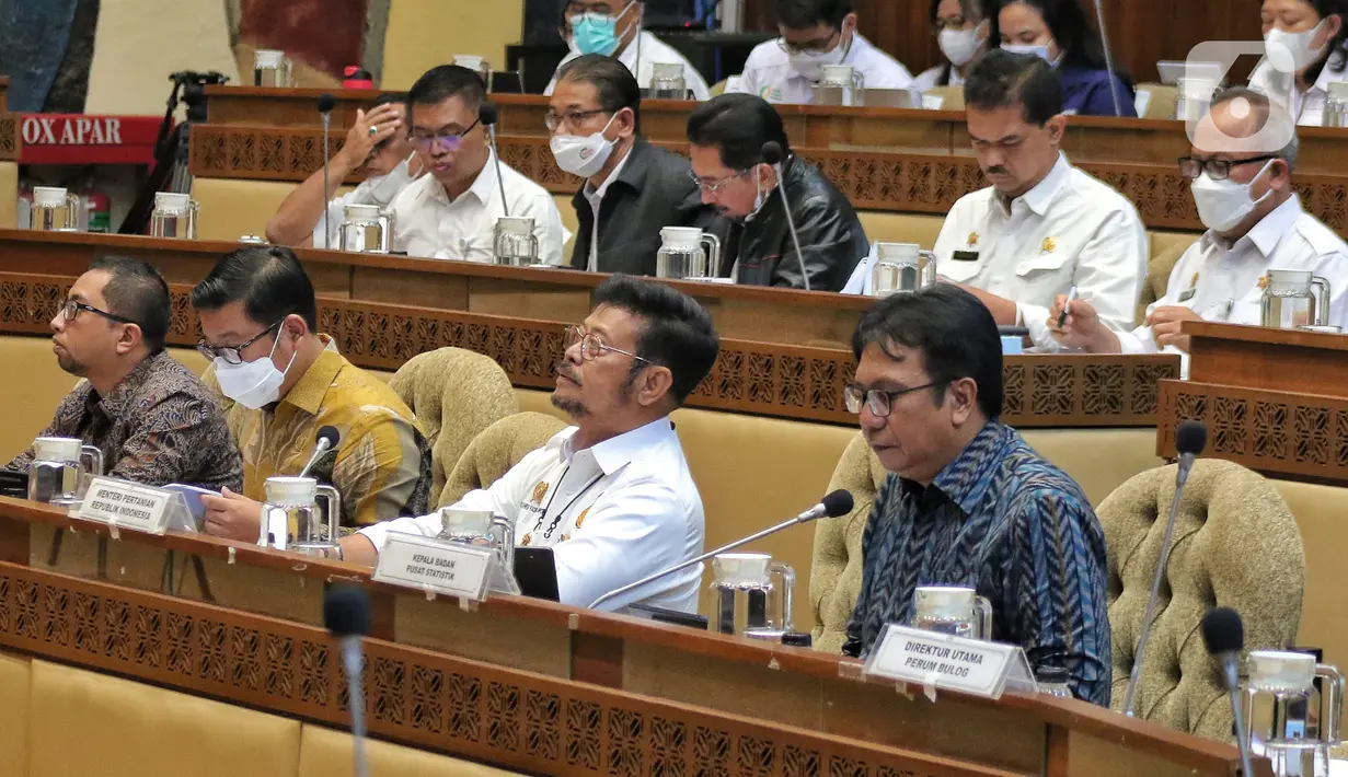 Menteri Pertanian Syahrul Yasin Limpo (Kedua kanan) bersama dengan Kepala Badan Pusat Statistik (BPS), Margo Yuwono (kanan) saat RDPU dengan Komisi IV DPR di Jakarta, Rabu (7/12/2022). Dalam RDPU tersebut membahas  penjelasan mengenai data angka sementara produk komunitas pangan serta komoditas lainnya. (Liputan6.com/Angga Yuniar)