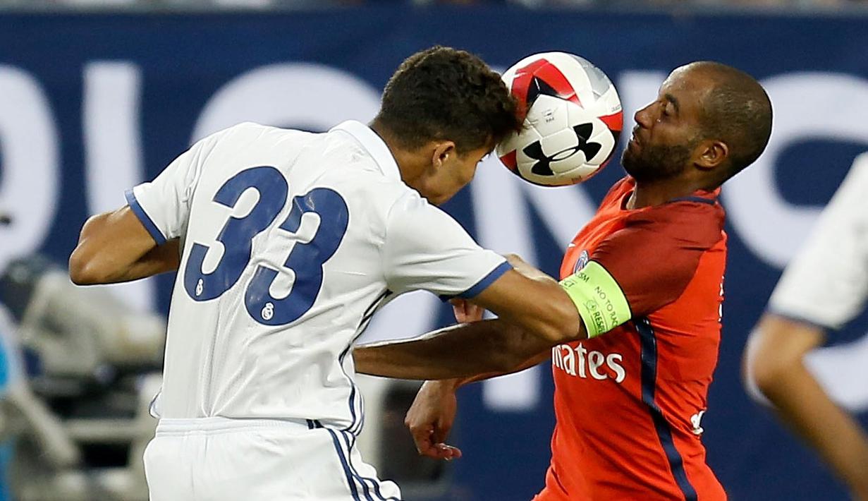 Pemain Real Madrid, Acraf Hakimi (kiri), berebut bola dengan pemain PSG. Lucas Moura, pada laga International Champions Cup (ICC) 2016, di Stadion Ohio, Columbus, Ohio, AS, Kamis (28/7/2016) pagi WIB. (Getty Images/AFP/Kirk Irwin)