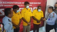 Tiga warga negara asing yang ditangkap petugas Kantor Imigrasi Tembilahan karena menyalahi izin tinggal. (Liputan6.com/M Syukur)