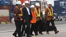 Presiden Jokowi didampingi sejumlah menteri saat melepas ekspor produk manufaktur ke AS dari Pelabuhan Tanjung Priok, Jakarta, Selasa (15/5). Ekspor ini diberangkatkan ke AS menggunakan kapal berkapasitas 10.000 TEUs. (Liputan6.com/Angga Yuniar)