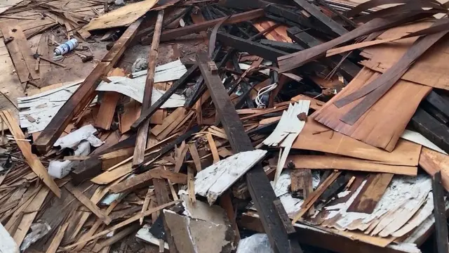 Tumpukan kayu dan paralon bekas renovasi di kawasan gedung Mabes Polri.