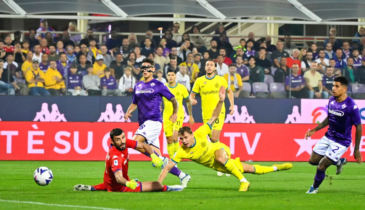 Pemain Inter Milan Nicolo Barella (kanan tengah) mencetak gol ke gawang Fiorentina pada pertandingan sepak bola Liga Italia di Artemio Franchi Stadium, Florence, Italia, 22 Oktober 2022. (Massimo Paolone/LaPresse via AP)