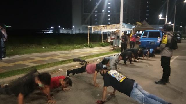 Pelanggar PSBB dihukum push up (Ady Anugrahadi/Liputan6.com)
