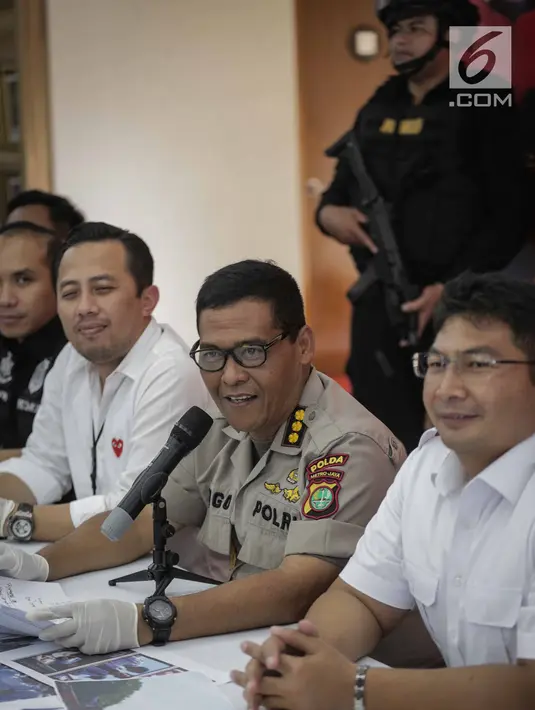 Kabid Humas Polda Metro Jaya Kombes Argo Yuwono didampingi jajaran memberikan keterangan kepada wartawan saat rilis pengungkapan tindak pidana perampasan truk tangki Pertamina di Polda Metro Jaya, Jakarta, Selasa (19/3). (Liputan6.com/Faizal Fanani)