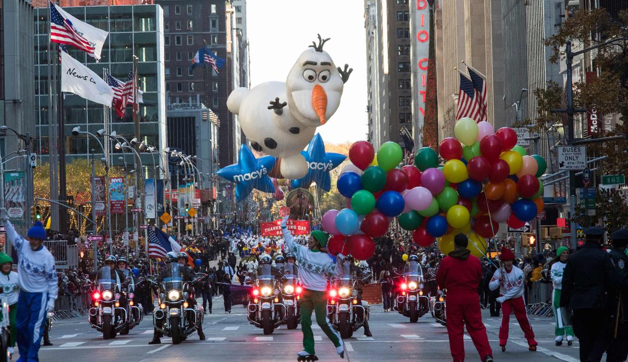 Balon Frozen's Olaf saat memeriahkan parade Hari Thanksgiving di Manhattan, New York, AS (23/11). Peringatan 'Thanksgiving' merupakan Hari Pengucapan Syukur di akhir musim panen. (AP Photo/Mary Altaffer)