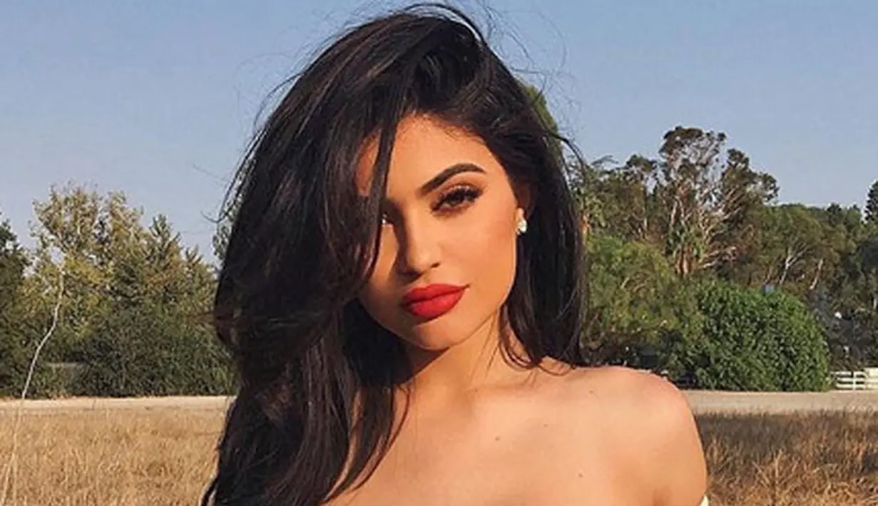 Selain itu, sumber juga mengatakan bahwa selama ini ia melihat hubungan yang terjadi pada keluarganya. Di mana kehidupannya kerap mengalami patah hati sehingga hubungannya menjadi tidak harmonis. (Instagram/kyliejenner)