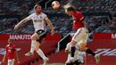 Bek Manchester United, Victor Lindelof (kanan) berebut bola udara dengan pemain Sheffield United, John Fleck pada pertandingan lanjutan Liga Inggris di Old Trafford di Manchester, Inggris (24/6/2020). MU menang telak 3-0 atas Sheffield United. (Martin Rickett/Pool via AP)