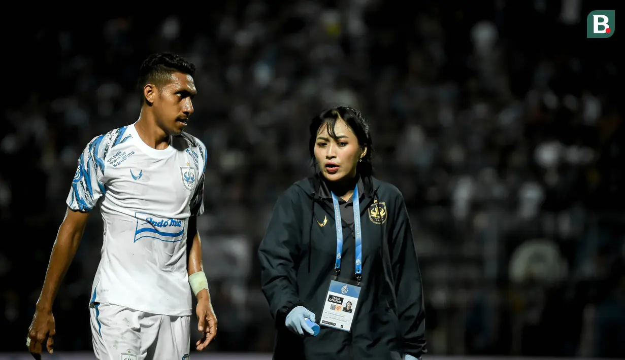 Sosok dengan parasnya yang cantik dan tetap tampil feminin dengan make up di wajahnya membuat publik Malang sudah tak asing dengannya. Karena saat semifinal kedua Piala Presiden 2022 di Malang, dia juga bertugas mendampingi tim PSIS. (Bola.com/Iwan Setiawan)