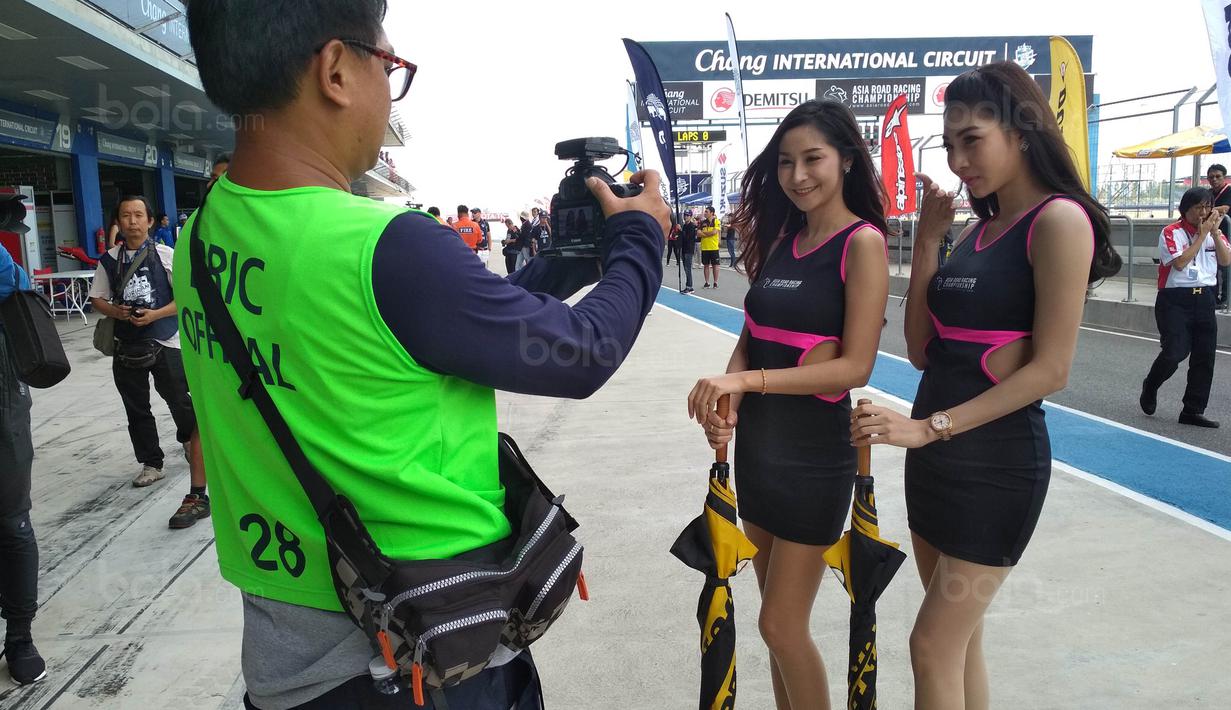 Para Umbrella Girl berpose saat Asia Road Racing Championship (ARRC) 2017 di Sirkuit Buriram, Thailand, Sabtu (2/12/2017). Kehadiran para umbrella girl menjadi daya tarik tersendiri di lintasan balap. (Bola.com/Muhammad Wirawan)