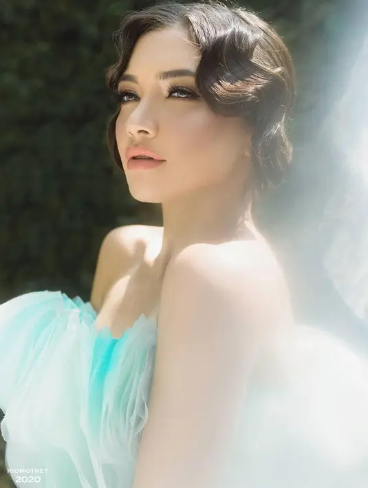 Berbagai gaya makeup pun cocok bagi wanita 27 tahun ini. Kali ini, Angela Gilsha tampil dengan rambut bergaya vintage dan makeup flawless. Penampilannya tampak menawan dengan gaun berwarna biru. (Liputan6.com/IG/@angelagilsha)