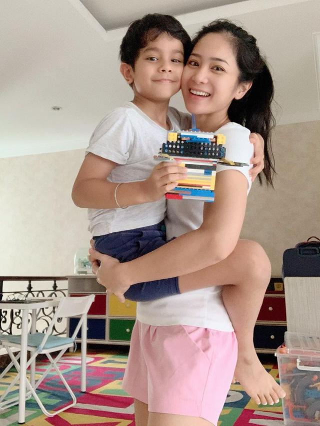 Kerap Tampil Mewah, Ini 7 Gaya Sederhana Bunga Zainal yang Curi Perhatian