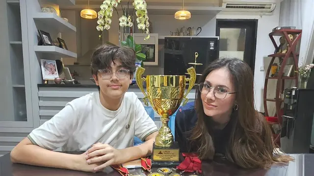 Wulan Guritno dan putranya yang berprestasi. [@wulanguritno]