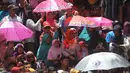 Warga memadati perayaan haul Kiai Ageng Gribig di Jatinom, Klaten, Jawa Tengah, Jumat (26/10). Perayaan dengan upacara Yaqowiyu dilakukan dengan cara menyebar apem yang digelar setiap tahunnya. (Liputan6.com/HO/Agus)