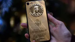 Detail dari iPhone 7 edisi khusus dengan potret muka Donald Trump di Moskow, Rusia, 14 November 2016. Ponsel mewah edisi Trump ini hanya dijual dalam jumlah yang sangat terbatas dengan harga US$ 3040 atau sekitar Rp 40,5 jutaan. (Vasily Maximov/AFP)