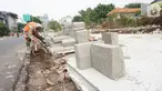 Pekerja mengerjakan proyek revitalisasi trotoar di kawasan Kemang, Jakarta, Kamis (31/10/2019). Revitalisasi trotoar Kemang yang ditargetkan rampung pada November 2019 ini untuk memaksimalkan kenyamanan pejalan kaki dan mendongkrak aktivitas ekonomi di kawasan tersebut. (Liputan6.com/Angga Yuniar)