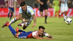 Pemain Argentina, Marcos Rojo, melanggar pemain Paraguay, Hernan Perez, dalam laga Kualifikasi Piala Dunia 2018 zona Amerika Selatan, di Stadion Mario Kempes, Cordoba, Rabu (12/10/2016) pagi WIB. (AFP/Eitan Abramovich)