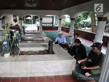 Peziarah berdoa di makam Pangeran Jayakarta, Jakarta, Senin (21/1). Kepala Dinas Pariwisata dan Kebudayaan DKI Jakarta Asiantoro menyatakan pihaknya akan memperluas kompleks makam Pangeran Jayakarta. (Merdeka.com/Iqbal Nugroho)