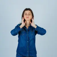 Jaw release salah satu latihan yang efektif sebagai cara mengurangi rasa sakit pada rahang dan memperkuat otot pada wajah. (Foto/dok: Freepik/8photo)