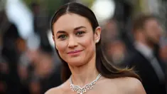 Aktris Olga Kurylenko berpose saat menghadiri penutupan dan pemutaran film The Man Who Killed Don Quixote di Festival Film Cannes di Prancis, 19 Mei 2018. Lawan main Daniel Craig dalam film James Bond 'Quantum of Solace' itu mengumumkan dirinya positif virus corona COVID-19. (Loic VENANCE/AFP)