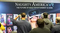 Pameran VR di mana sebuah industri pornografi VR menawarkan gender dalam video itu. Pameran berlangsung di Las Vegas Januari 2017 (GLENN CHAPMAN / AFP)