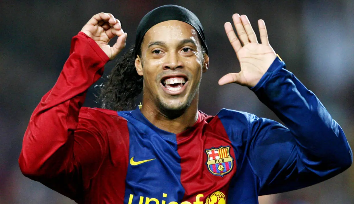 1. Ronaldinho - Mantan Bintang Barcelona dan AC Milan ini memiliki nama asli Ronaldo de Assis Moreira. Nama beken Ronaldinho yang terpampang pada jersey nya mengandung arti Ronaldo Kecil. (AFP/Lluis Gene)