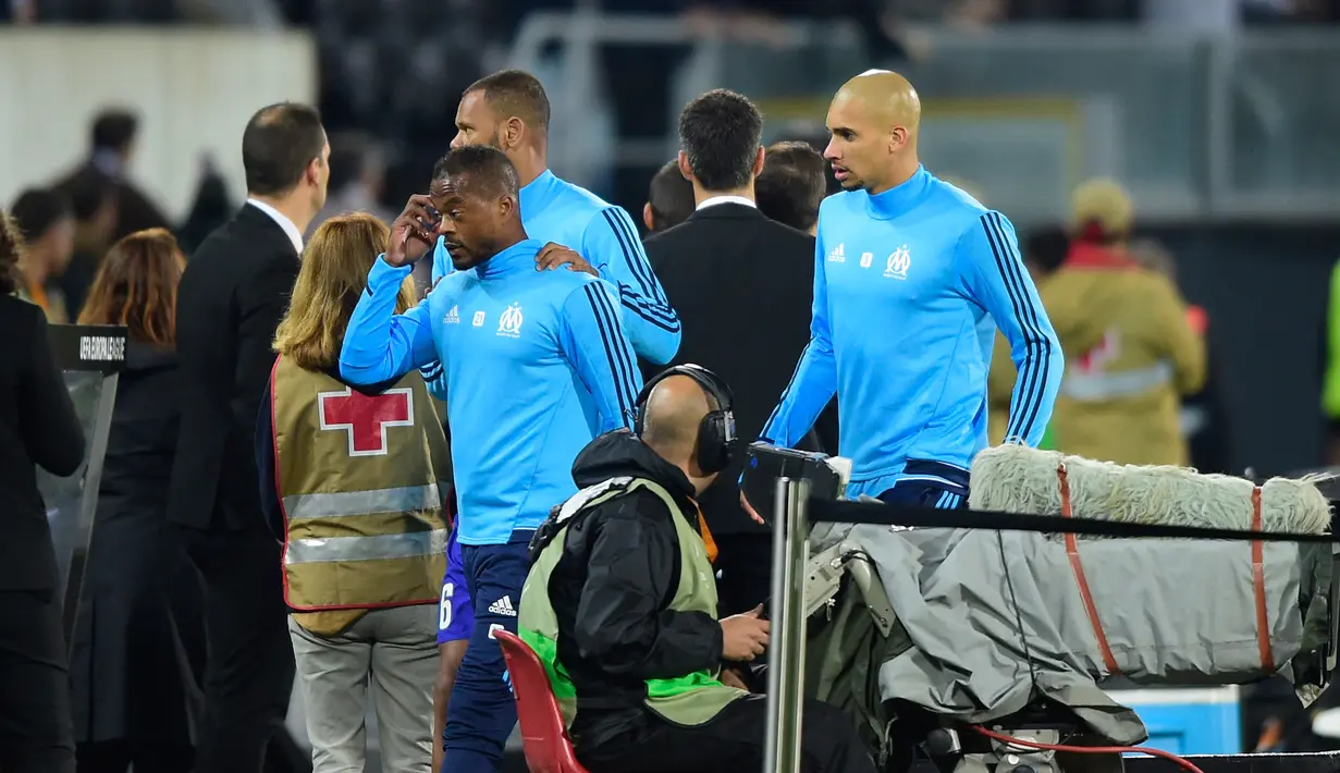 Bek Marseille, Patrice Evra meninggalkan lapangan usai insiden dengan suporter jelang partai Liga Europa lawan Vitoria Guimaraes di Estadio D. Afonso Henriques, Jumat (3/11). Insiden itu membuat Evra dikartu merah sebelum pertandingan. (MIGUEL RIOPA/AFP)