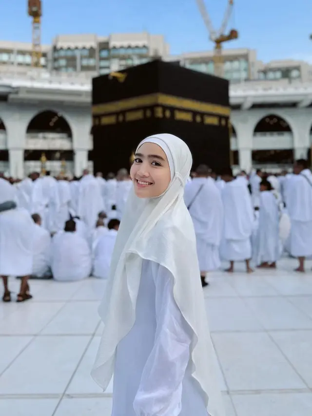8 Potret Febby Rastanty saat Umroh, Terharu Berhasil Sentuh Ka'bah