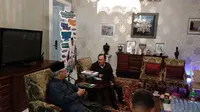 Mantan Menteri Badan Usaha Milik Negara (BUMN) Tanri Abeng berkunjung ke kediaman calon Wakil Presiden Ma'ruf Amin.