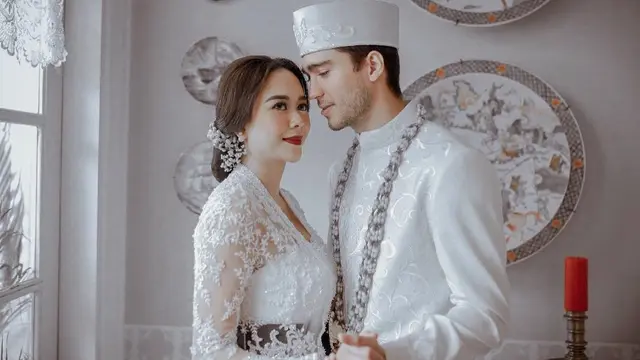 [Fimela] Foto Pernikahan Aura Kasih
