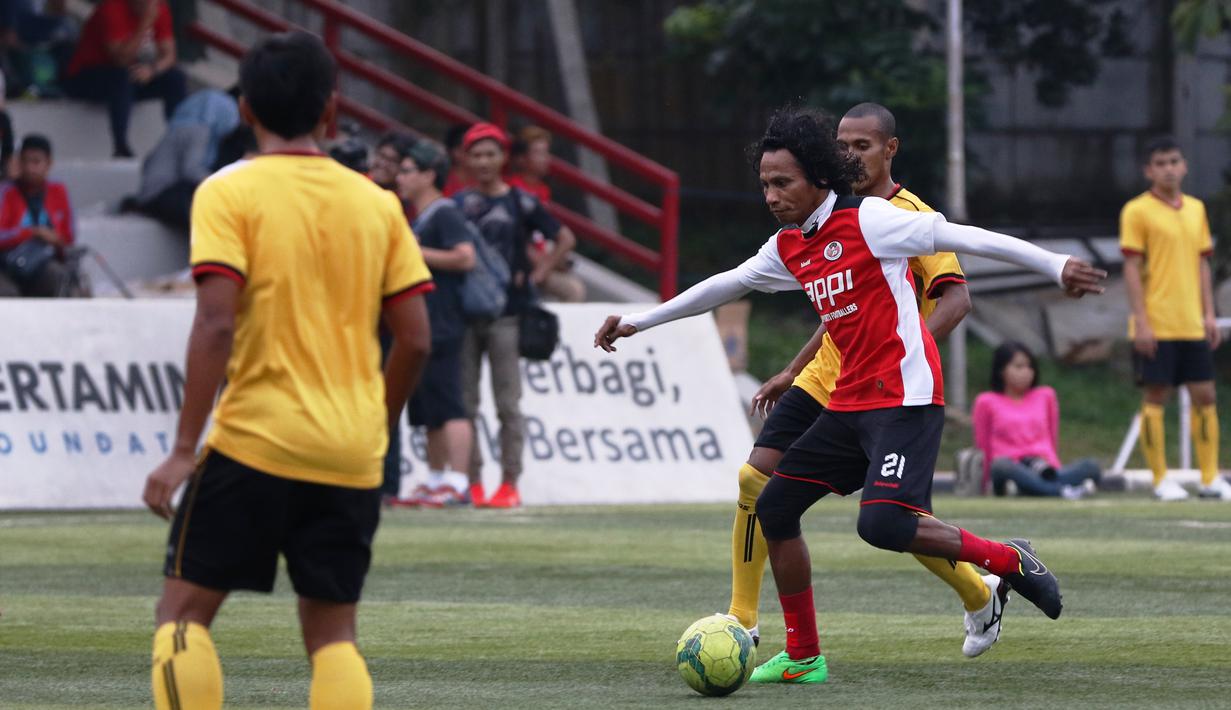 Aksi mantan striker timna, Rochy Putiray. (Bola.com/Arief Bagus)