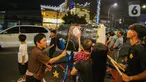Umat muslim memukul beduk saat malam takbiran di Jakarta, Sabtu (21/4/2024). (Liputan6.com/Faizal Fanani)