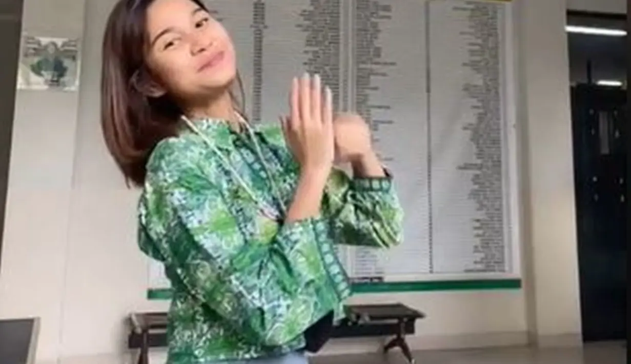Azizah Salsha lulus SMA 2 tahun lalu. Ia tercatat sebagai siswi di SMA Al Azhar BSD. Momn Azizah pakai seragam identitas Al Azhar BSD ini curi perhatian karena parasnya yang menawan. (Liputan6.com/TikTok/azizahsalshaa)
