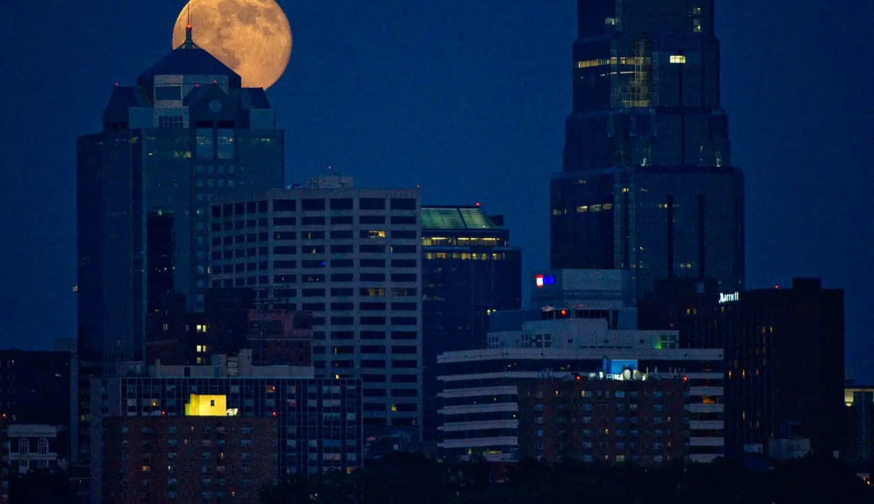 Bulan purnama mulai terbit di pusat kota Kansas, Missouri, Amerika Serikat (REUTERS/Dave Kaup)