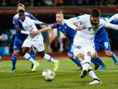 Penyerang timnas Prancis, Olivier Giroud mencetak gol hasil tendangan penalti ke gawang Islandia dalam laga lanjutan Grup H Kualifikasi Piala Eropa 2020. di Stadion Laugardalsvollur, Reykjavik, Jumat (11/10/2019). Gol tunggal Giroud antarkan Prancis menang 1-0 atas Islandia. (AP/Brynjar Gunnarsson)