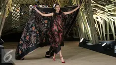 Seorang model sedang membawakan busana rancangan Edward Hutabarat di Senayan City, Jakarta, Senin (15/8). Desainer Edward Hutabarat  mempersembahkan fashion show yang bertajuk 'Kenduri'. (Liputan6.com/Herman Zakharia)