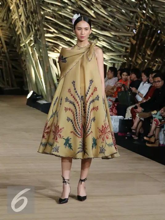 'Kenduri' berlangsung di atrium Senayan City, Senin (15/8), sebagai bagian dari rangkaian acara Senayan City Glorify Indonesia. 'Kenduri' sendiri merupakan kelanjutan dari peragaan 'Batik Journey' yang digelar Januari lalu. (Liputan6.com/Herman Zakharia)