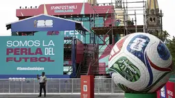 Seorang anggota Garda Nasional berfoto di instalasi FIFA Fan Fest Guadalajara di Plaza Liberacion dan Plaza de Armas di pusat kota Guadalajara, Negara Bagian Jalisco, Meksiko, Selasa 9 Juni 2026, menjelang pembukaan turnamen sepak bola Piala Dunia 2026. (Ulises RUIZ/AFP)