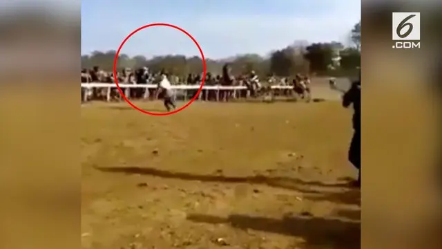 Nekat menyebrangi arena pacuan, seorang wanita diduga terkena injakan kuda.