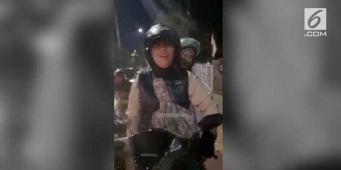 VIDEO: Viral, Sopir Ojol Wanita Pukul Pejalan Kaki Pakai Helm