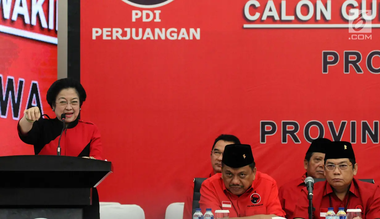 Ketua Umum PDIP Megawati Soekarno Putri menyampaikan pidato jelang mengumumkan nama Calon Gubernur dan Calon Wakil Gubernur Jawa Timur dan Sulawesi Selatan di Jakarta, Minggu (15/10). (Liputan6.com/Helmi Fithriansyah)