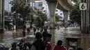 Suasana banjir di kawasan Tendean Jakarta, Sabtu (20/2/2021). Curah hujan yang tinggi menyebabkan banjir setinggi orang dewasa di kawasan Tendean. (Liputan6.com/Johan Tallo)